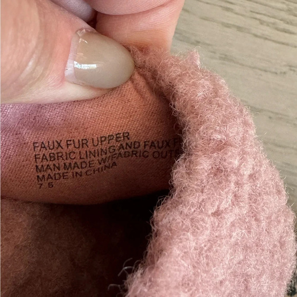 Birdies the Lark Pink Faux Shearling Slides, 7.5 - Picture 5 of 6
